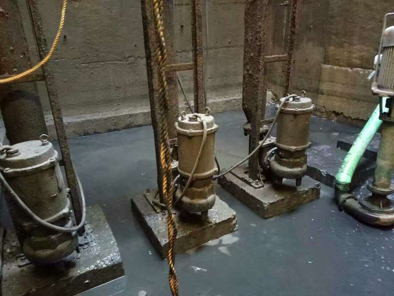 郧阳污水池清理