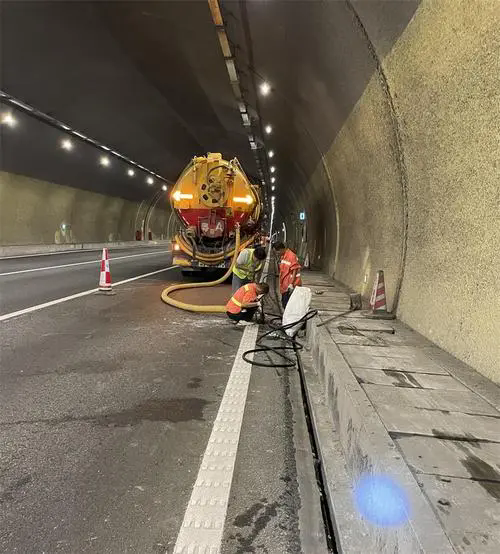 郧阳隧道排水渠清淤